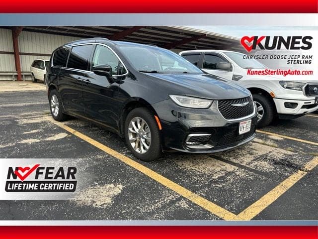 2022 Chrysler Pacifica Touring L — photo 1 of 24