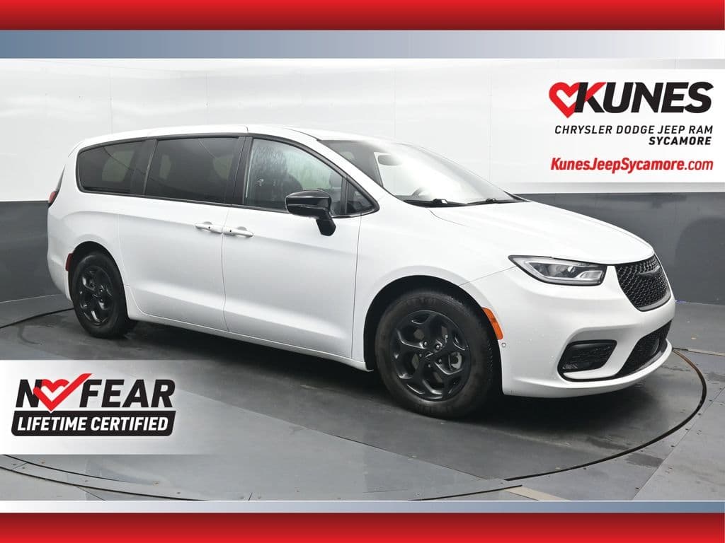 2024 Chrysler Pacifica Hybrid Select — photo 1 of 49