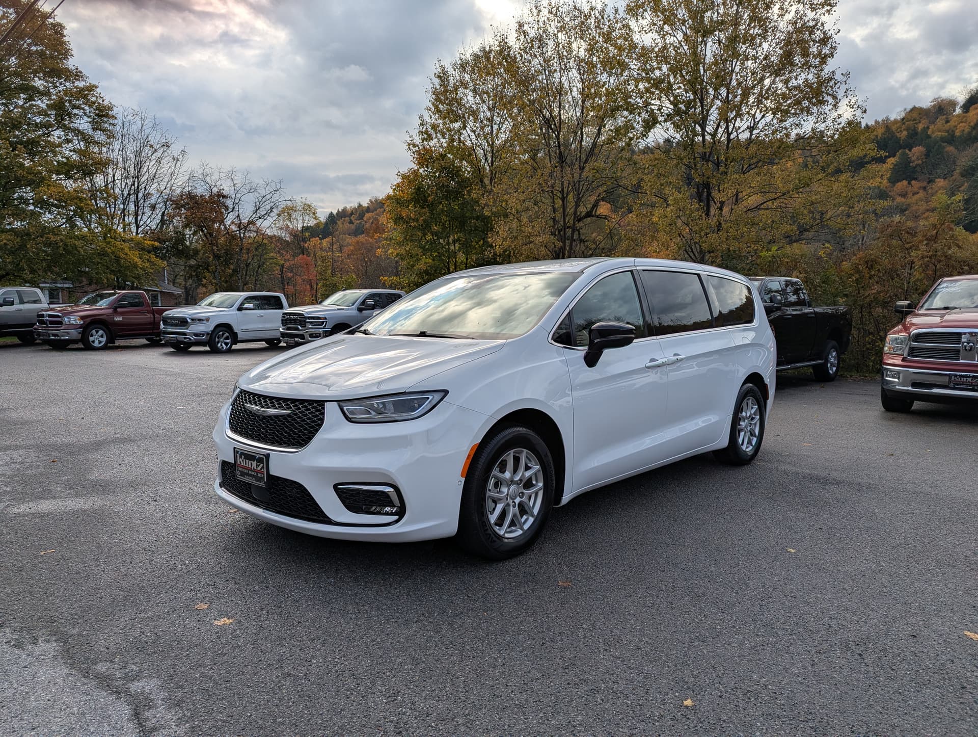 2026 Chrysler Pacifica Select — photo 1 of 18