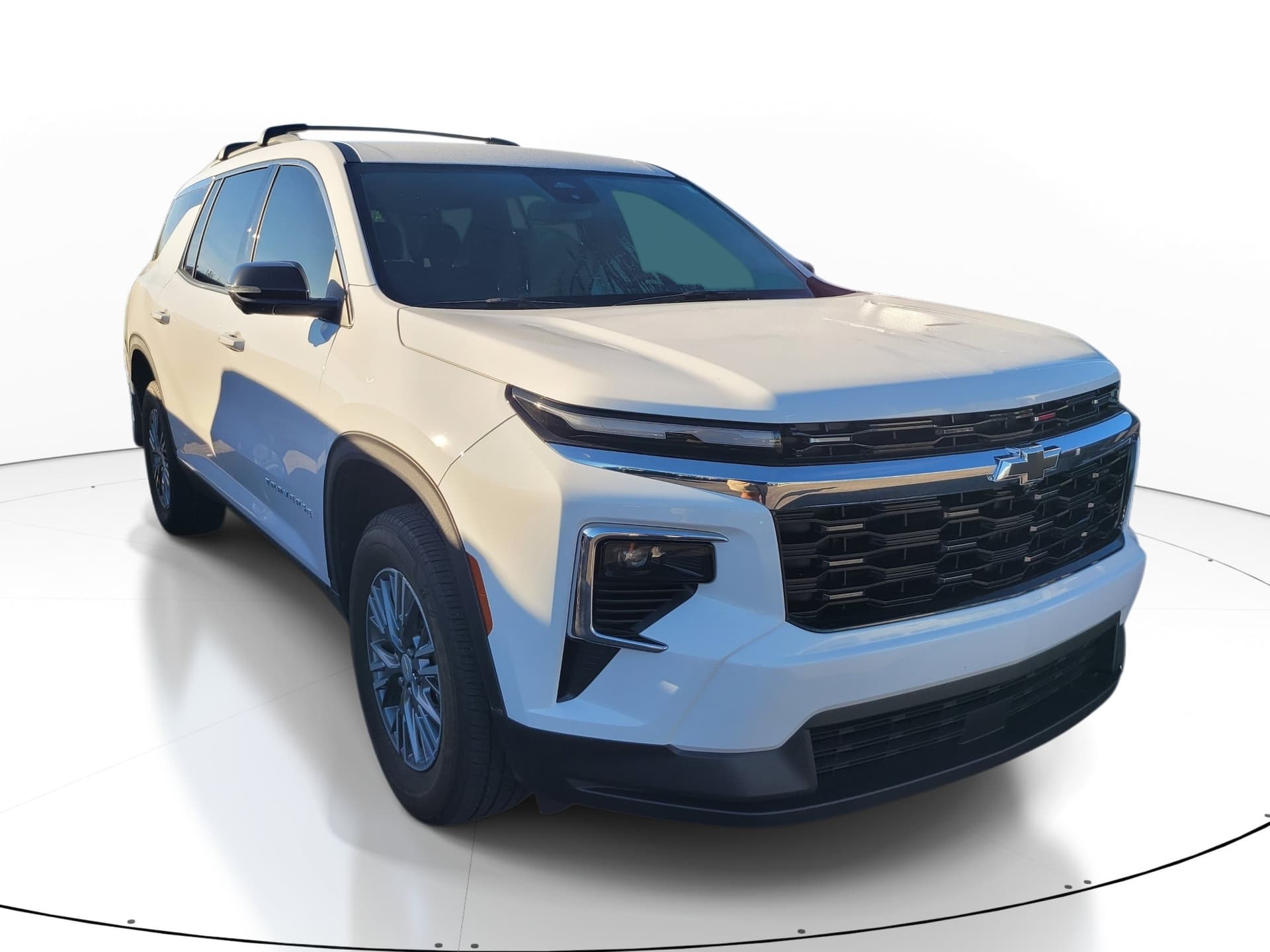 2025 Chevrolet Traverse FWD LT — photo 1 of 10