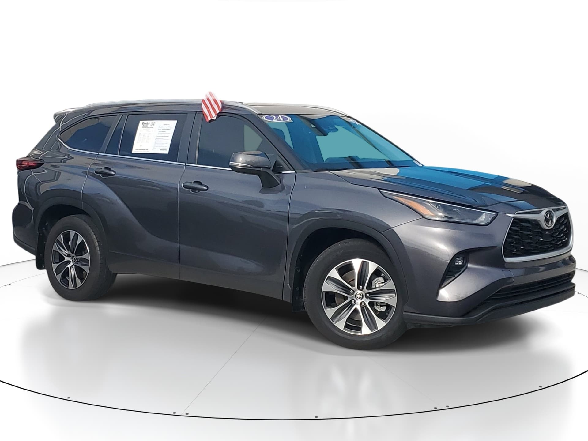 2024 Toyota Highlander LE — photo 1 of 30