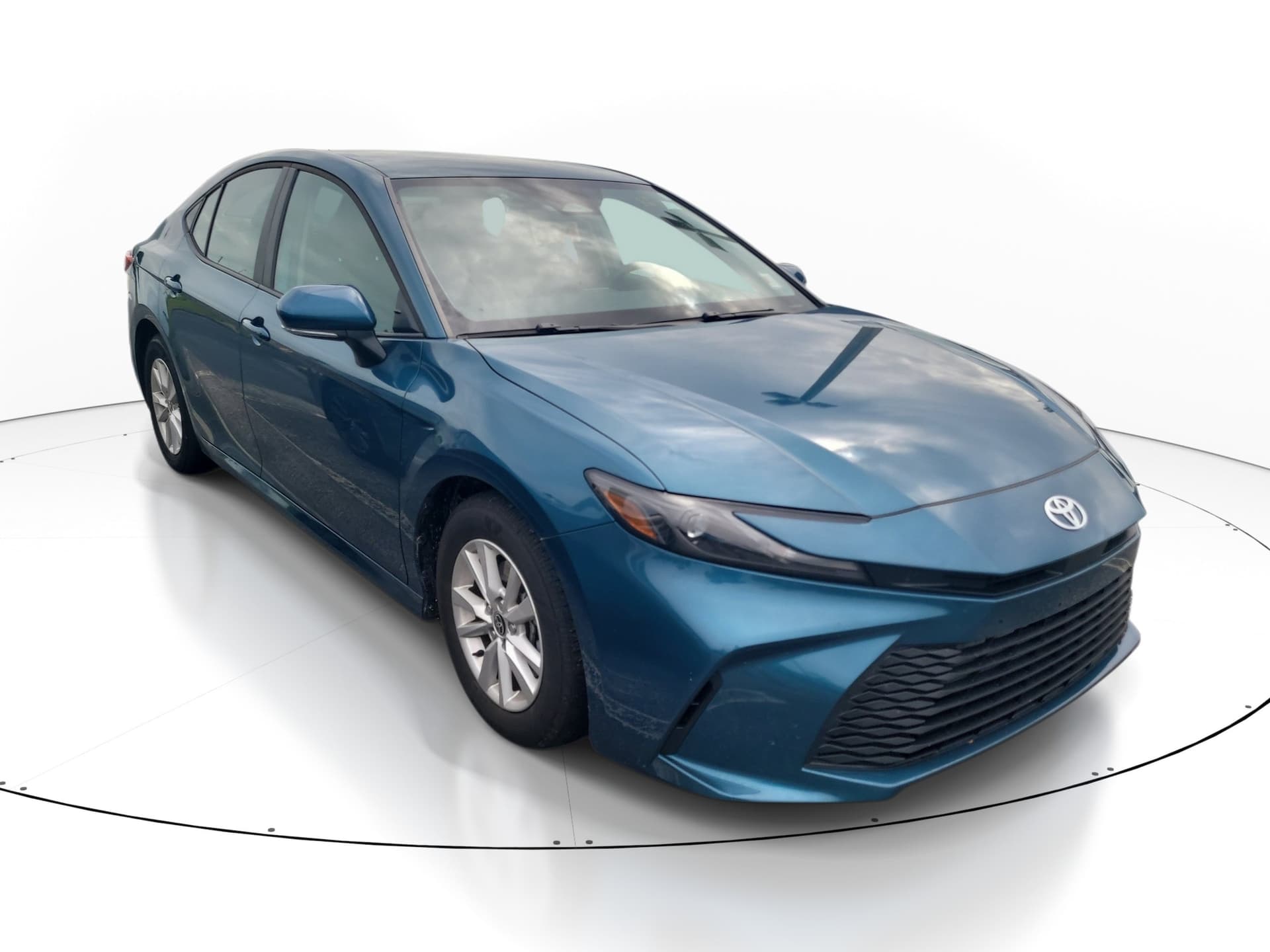 2025 Toyota Camry LE — photo 1 of 10