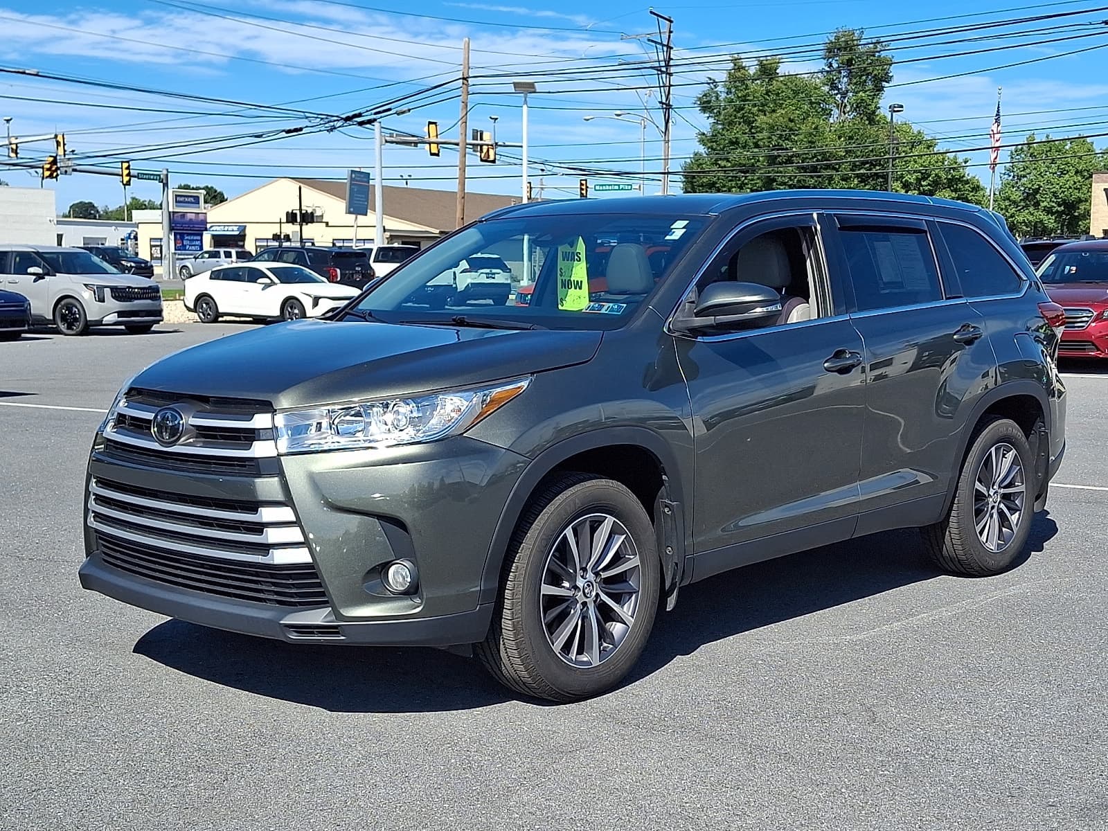 2019 Toyota Highlander Base — photo 1 of 32