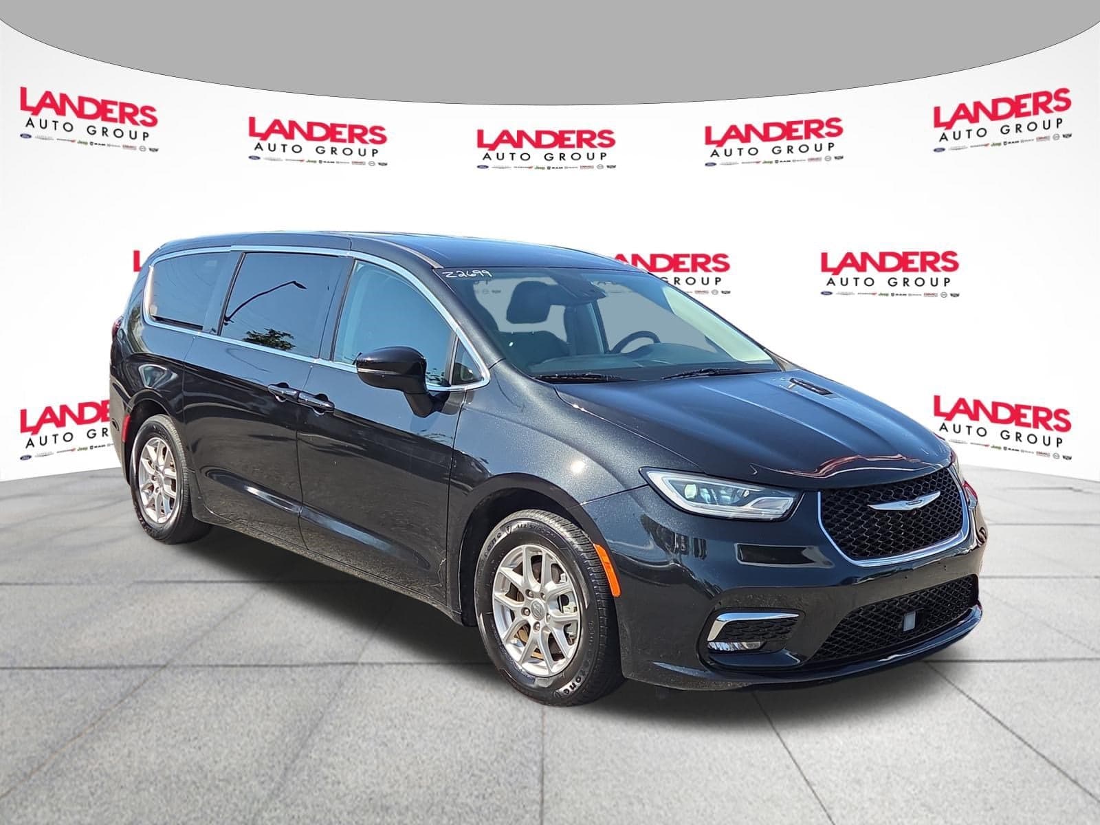 2023 Chrysler Pacifica Touring L — photo 1 of 27