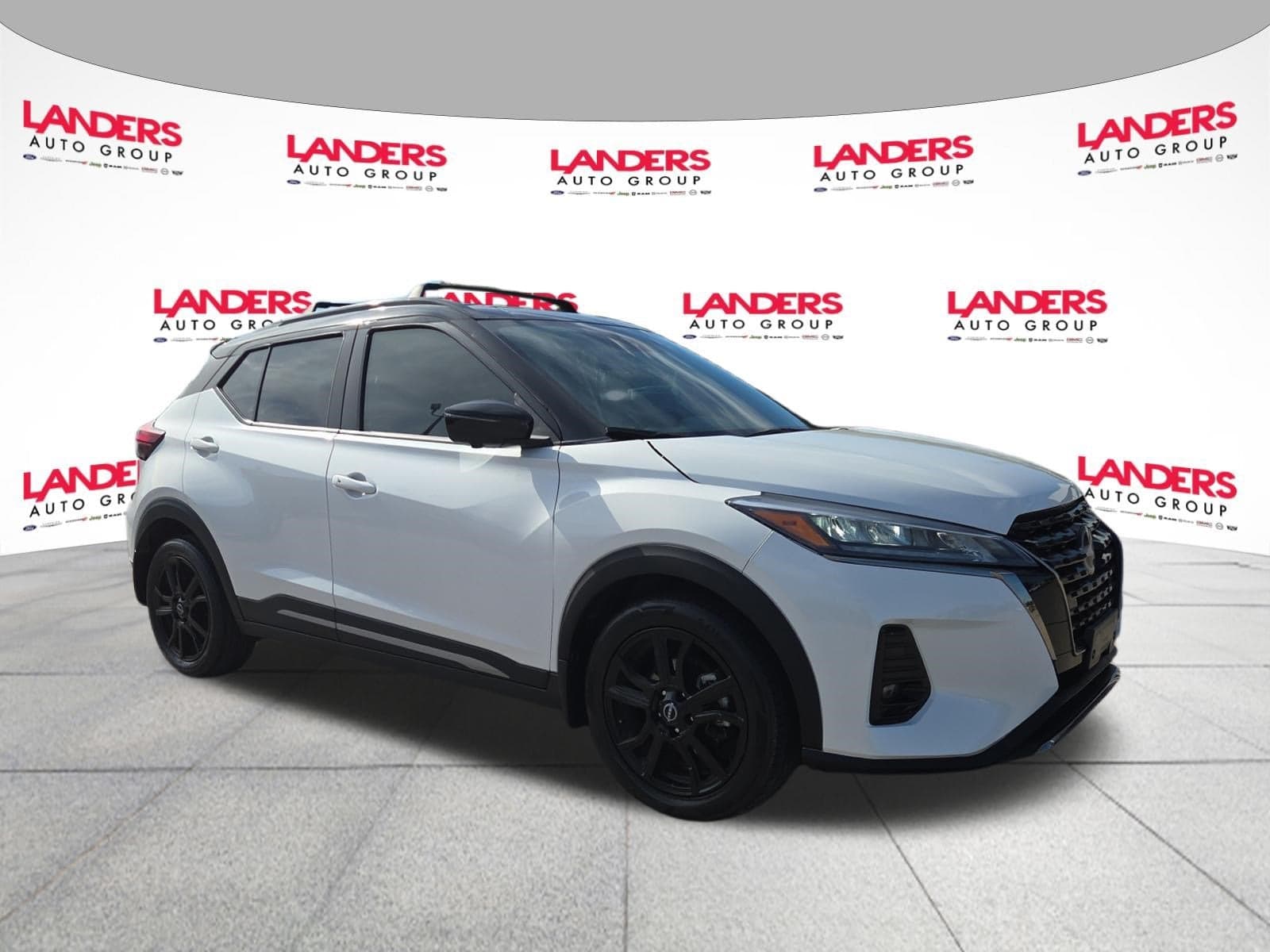 2024 Nissan Kicks SR — photo 1 of 25