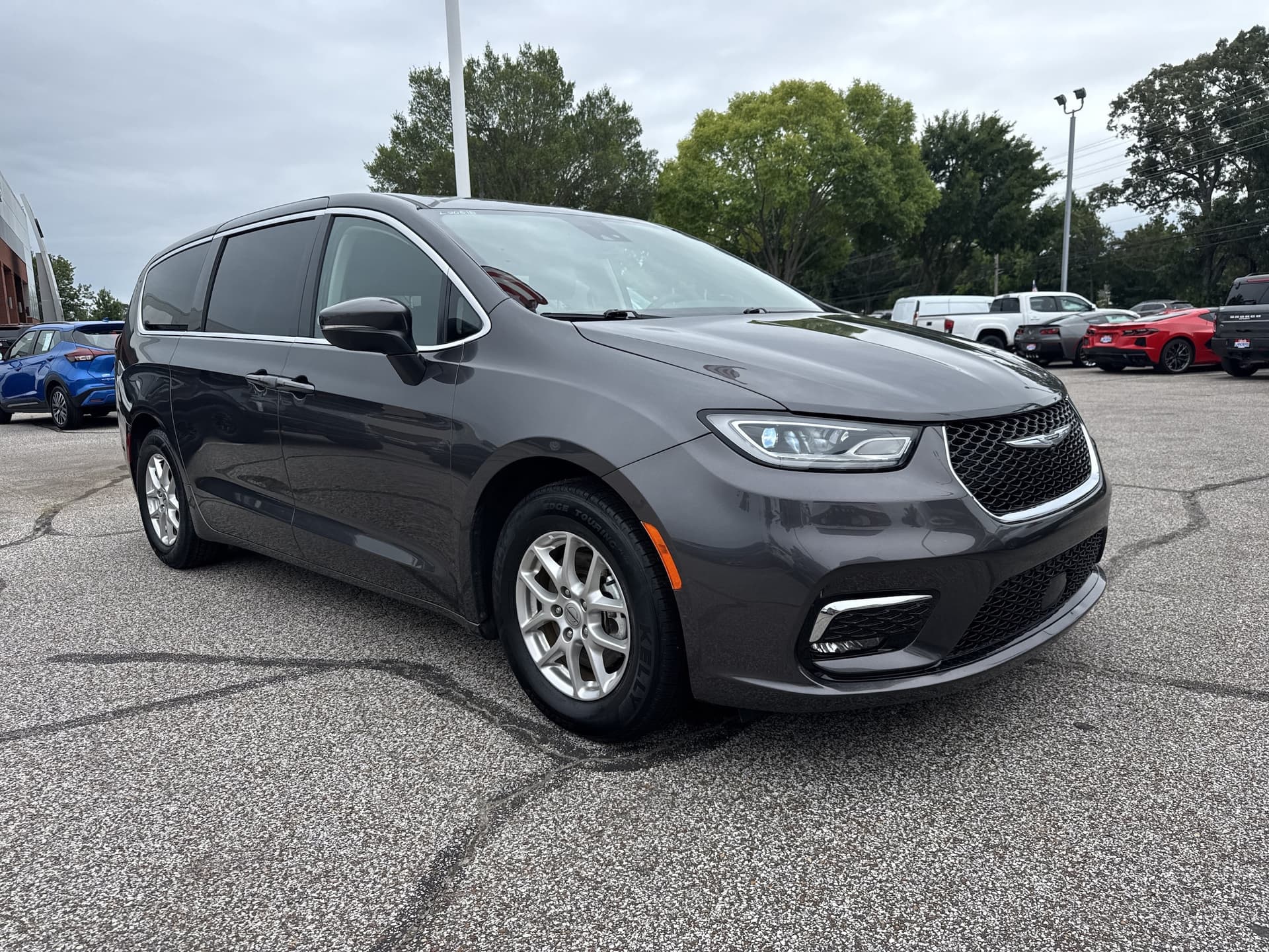 2023 Chrysler Pacifica Touring L — photo 1 of 25