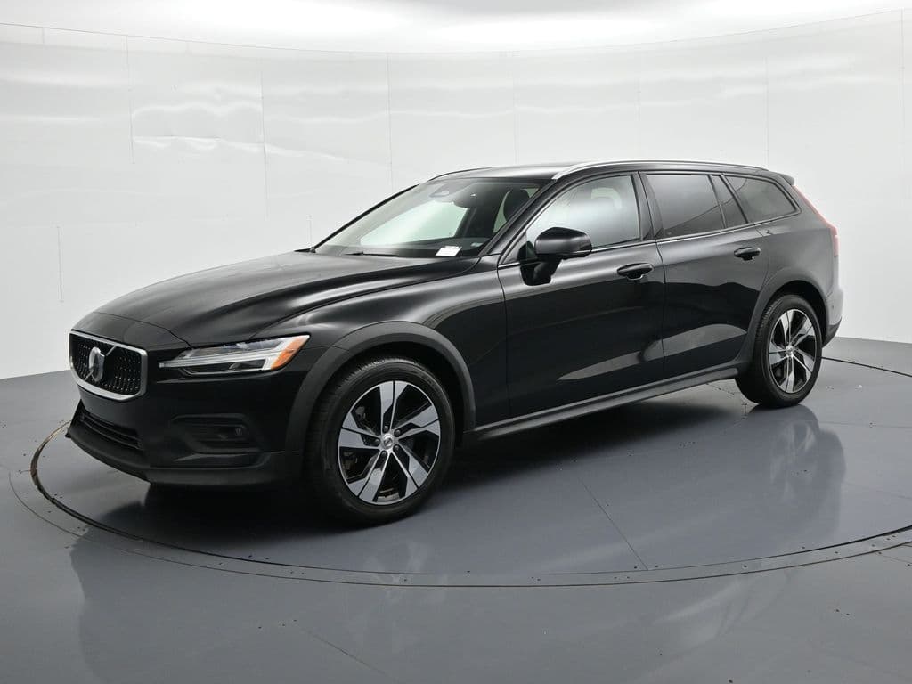 2024 Volvo V60 Cross Country Base — photo 1 of 25