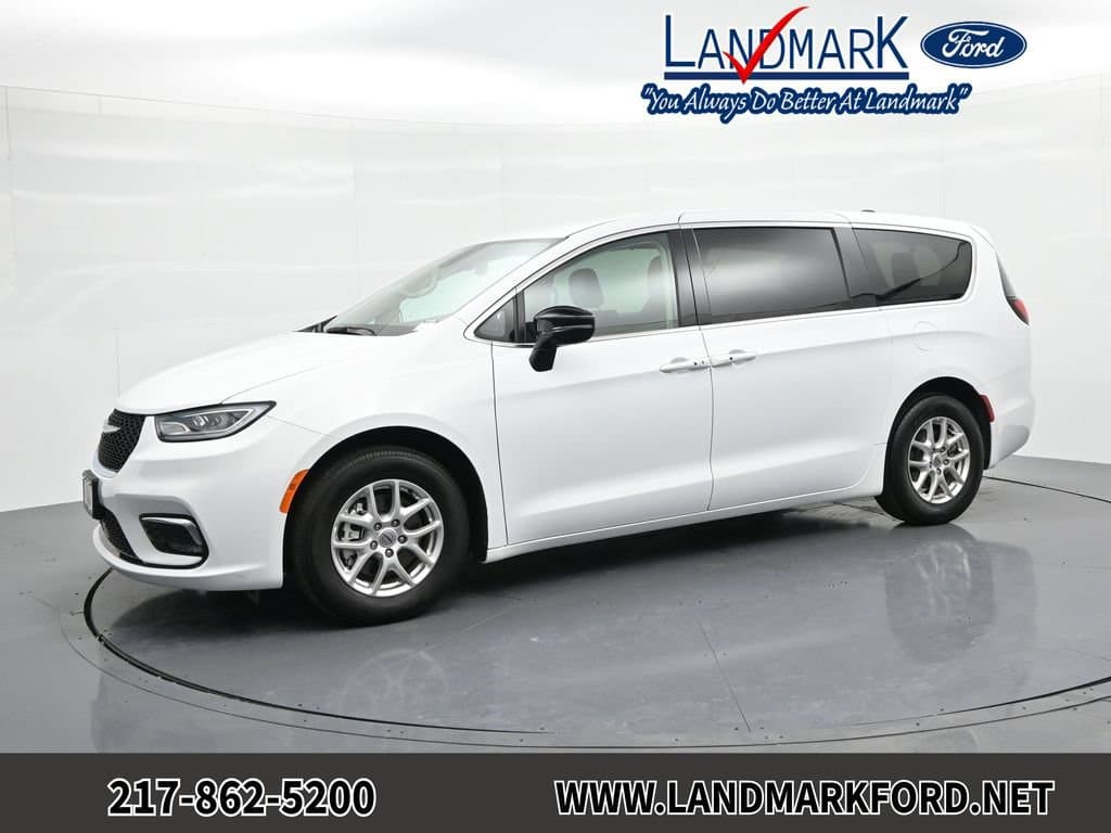 2024 Chrysler Pacifica Touring L — photo 1 of 28