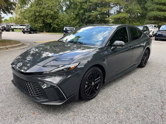 2025 Toyota Camry SE — photo 1 of 13