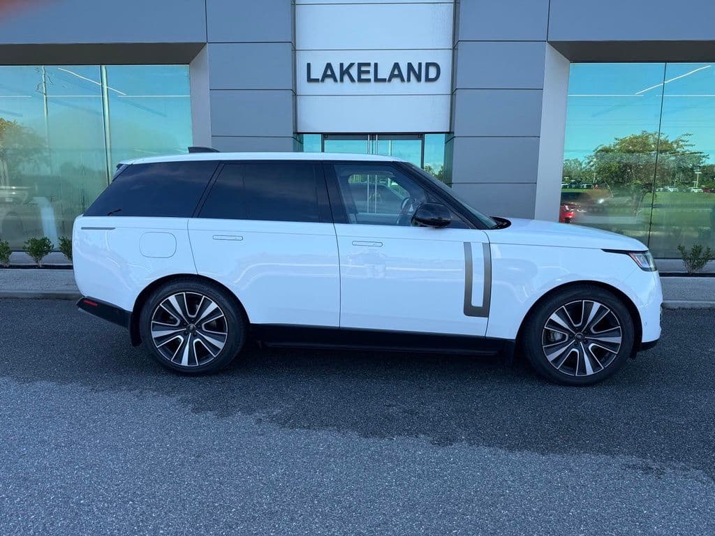 2023 Land Rover Range Rover SE — photo 1 of 10