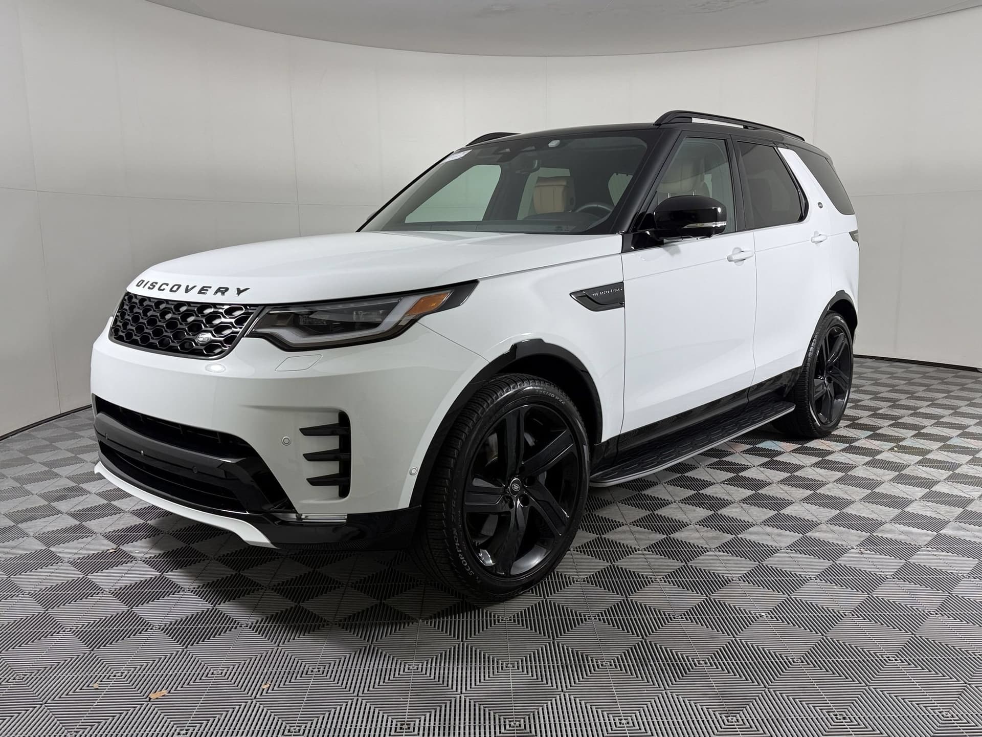 2025 Land Rover Discovery Dynamic SE — photo 1 of 27