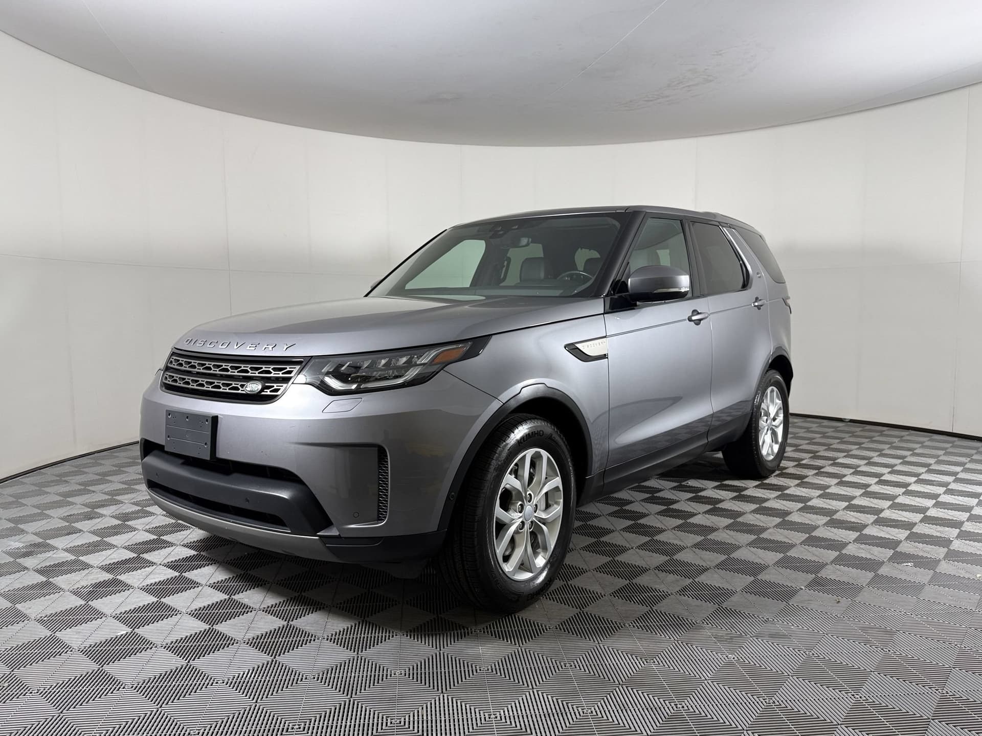 2020 Land Rover Discovery SE — photo 1 of 25