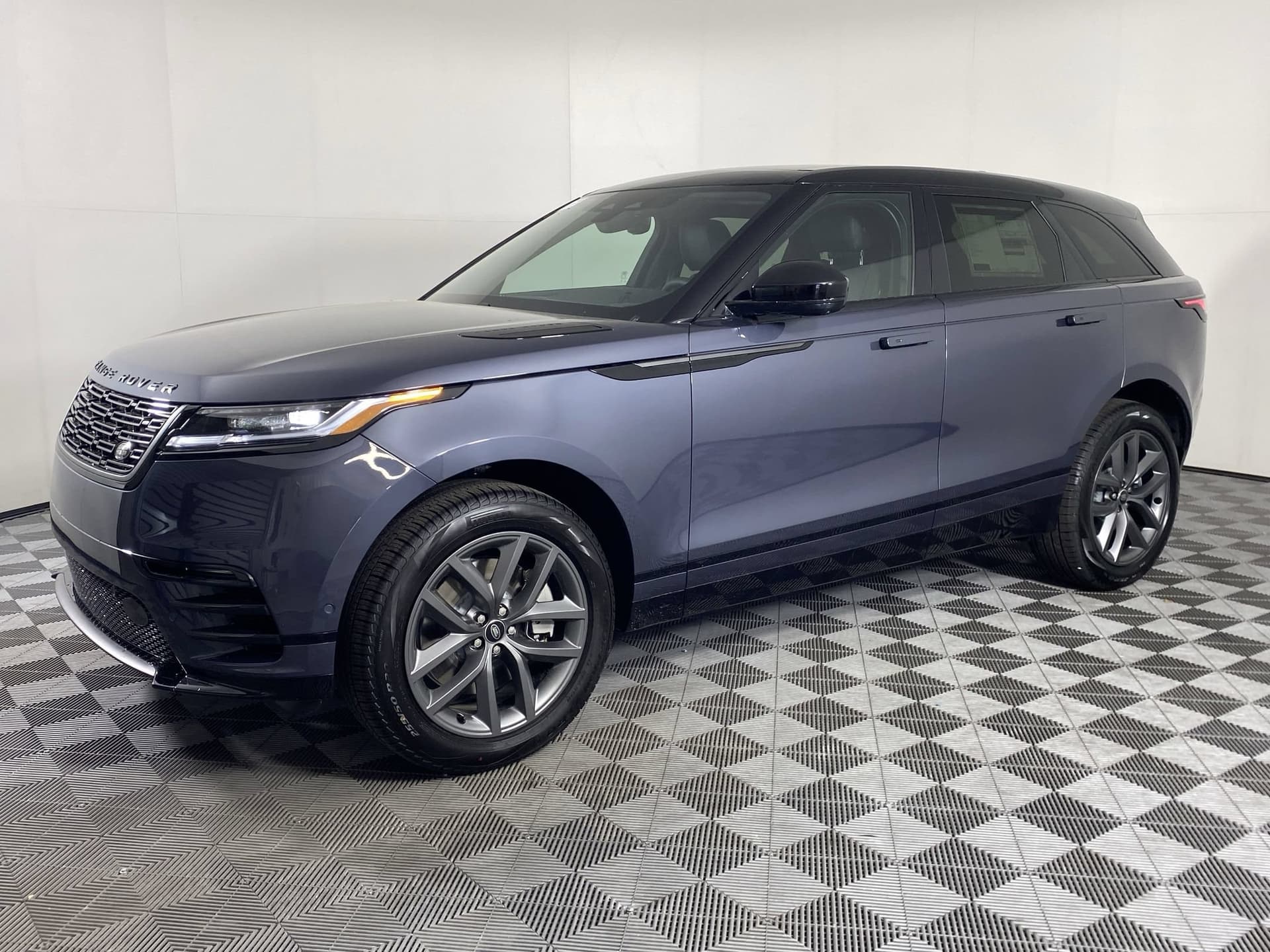 2026 Land Rover Range Rover Velar Dynamic SE — photo 1 of 25
