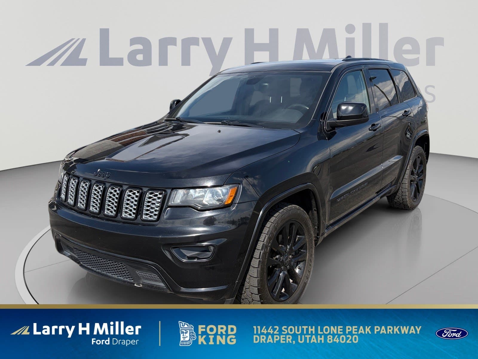 2017 Jeep Grand Cherokee Altitude — photo 1 of 34