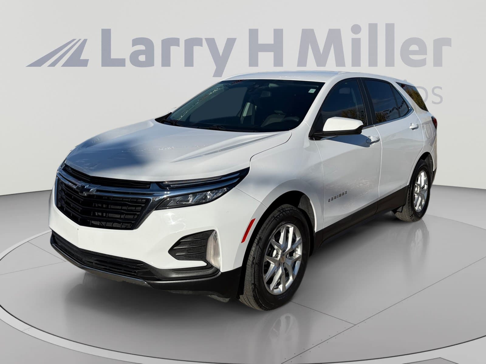 2022 Chevrolet Equinox LT — photo 1 of 35