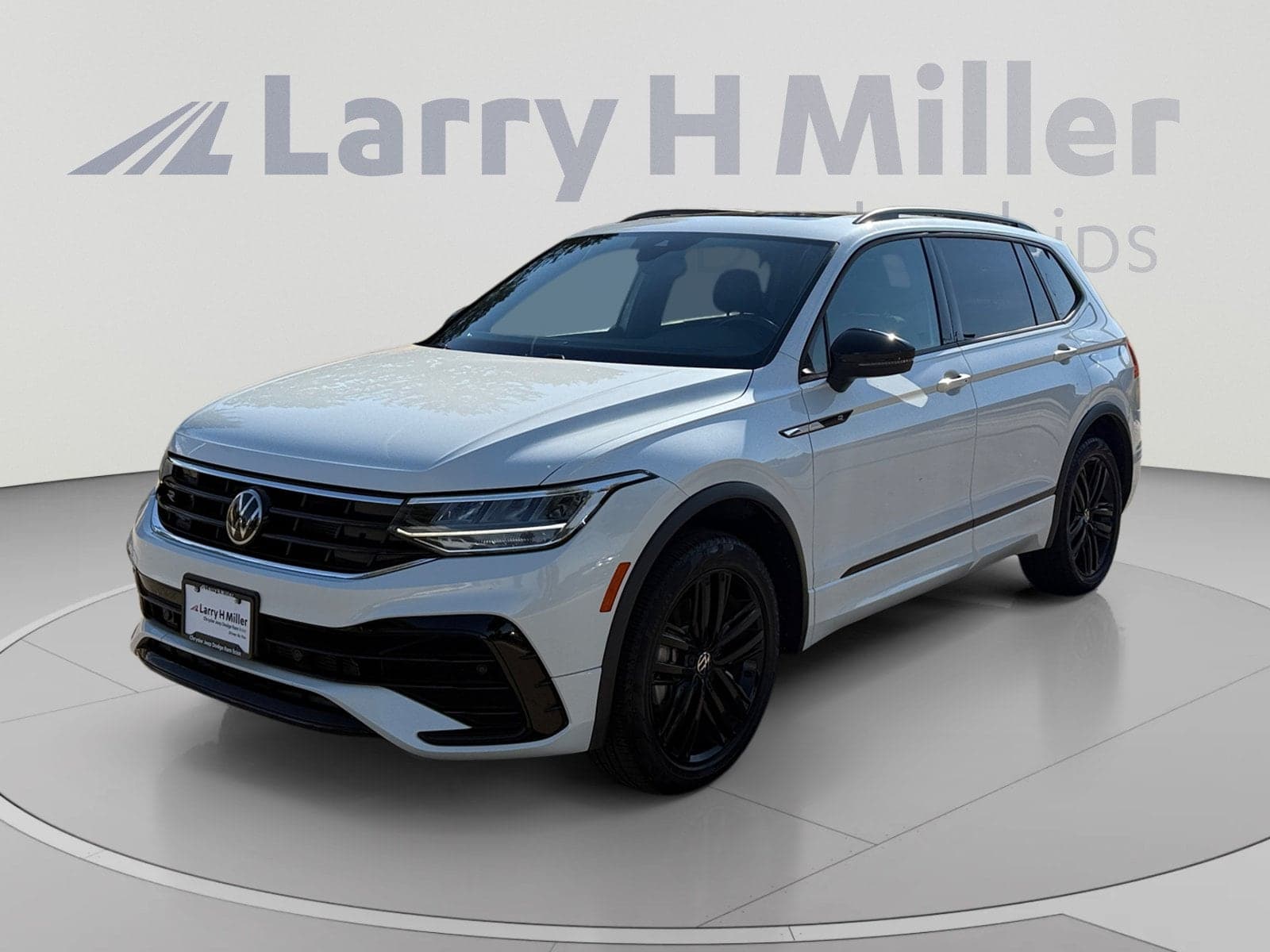 2022 Volkswagen Tiguan SE R-Line Black — photo 1 of 35
