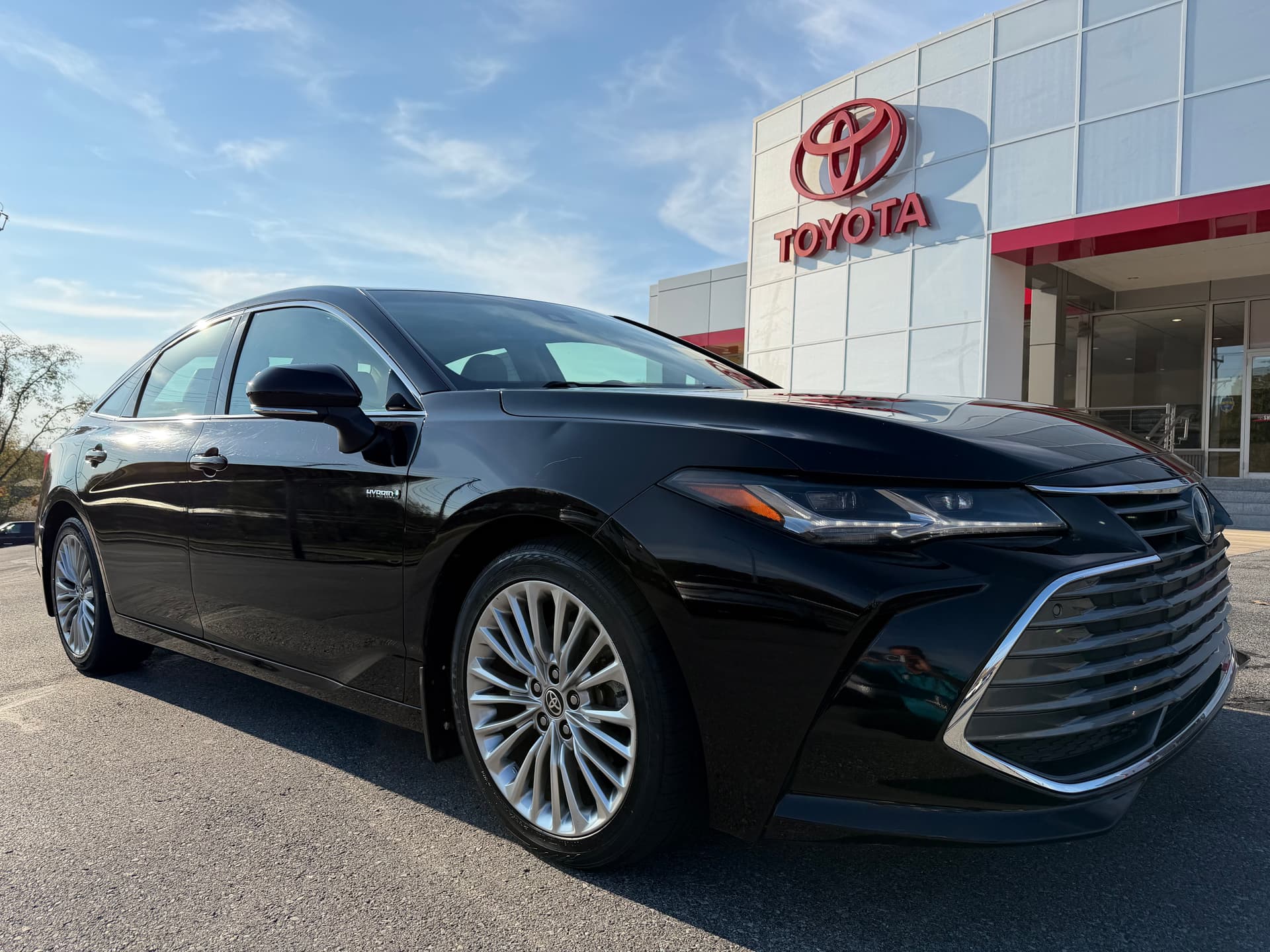 2020 Toyota Avalon Hybrid Limited — photo 1 of 35