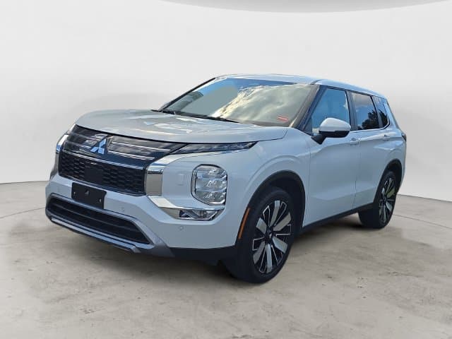 2025 Mitsubishi Outlander SE — photo 1 of 14