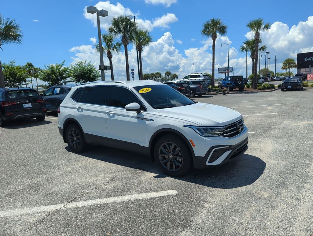 2024 Volkswagen Tiguan SE — photo 1 of 50