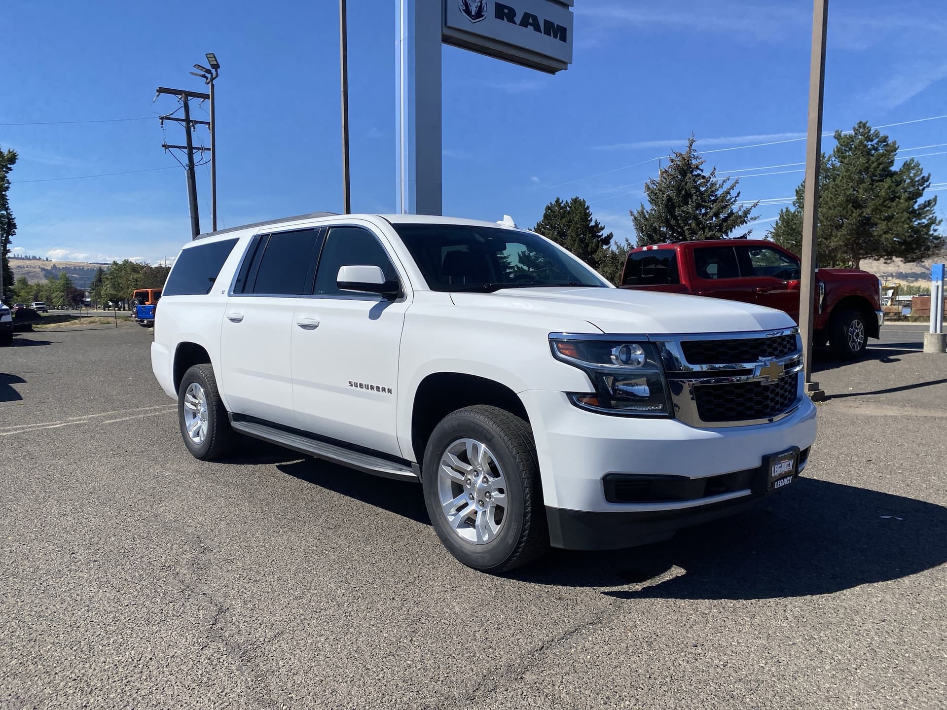 2016 Chevrolet Suburban LT — photo 1 of 32