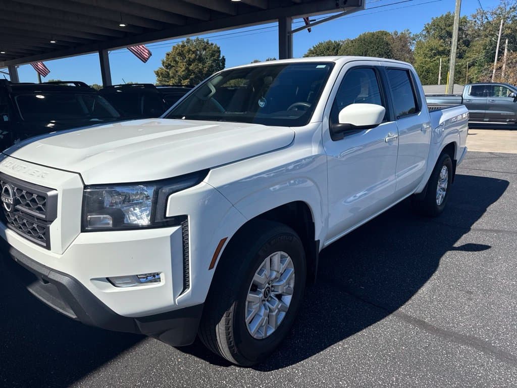 2024 Nissan Frontier SV — photo 1 of 8