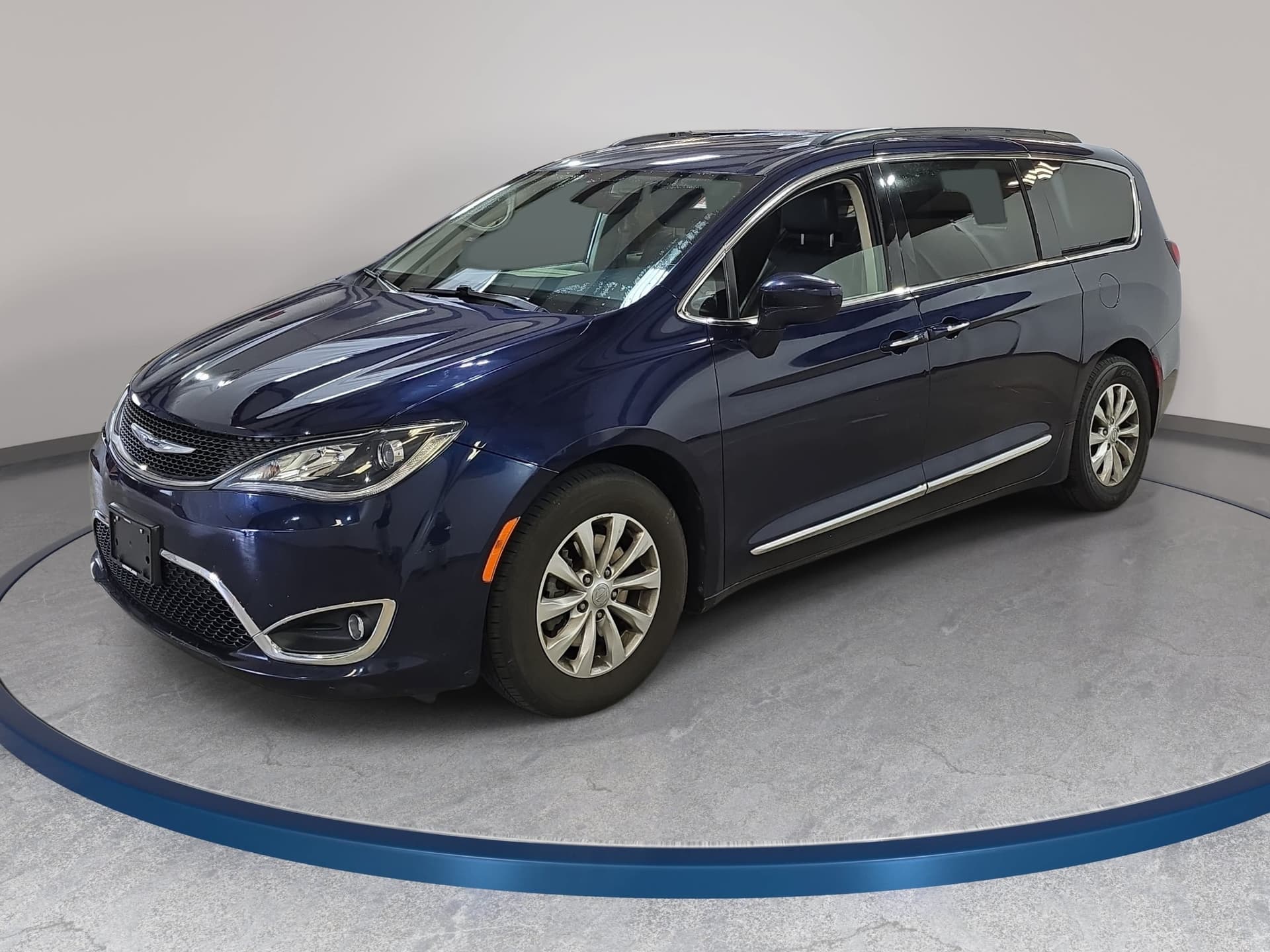 2017 Chrysler Pacifica Touring-L — photo 1 of 12