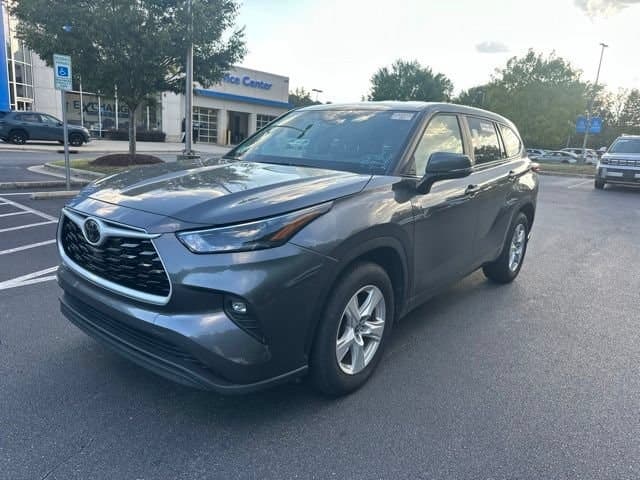 2025 Toyota Highlander LE — photo 1 of 17
