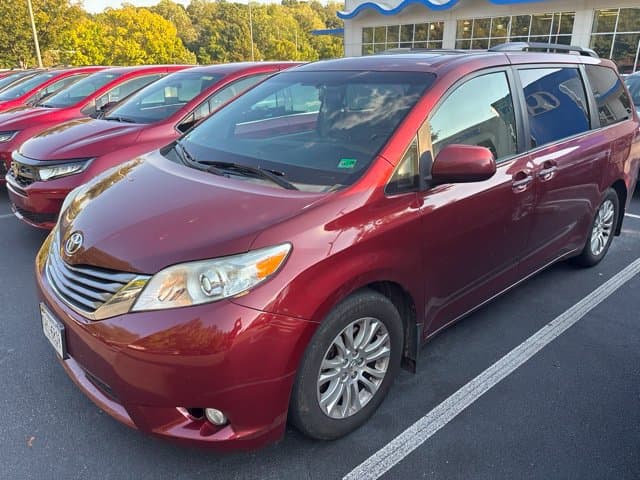 2015 Toyota Sienna XLE — photo 1 of 17