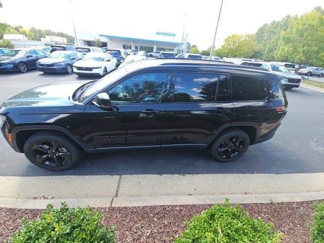 2023 Jeep Grand Cherokee Altitude — photo 1 of 13