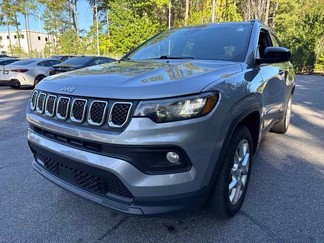2023 Jeep Compass Latitude Lux — photo 1 of 16