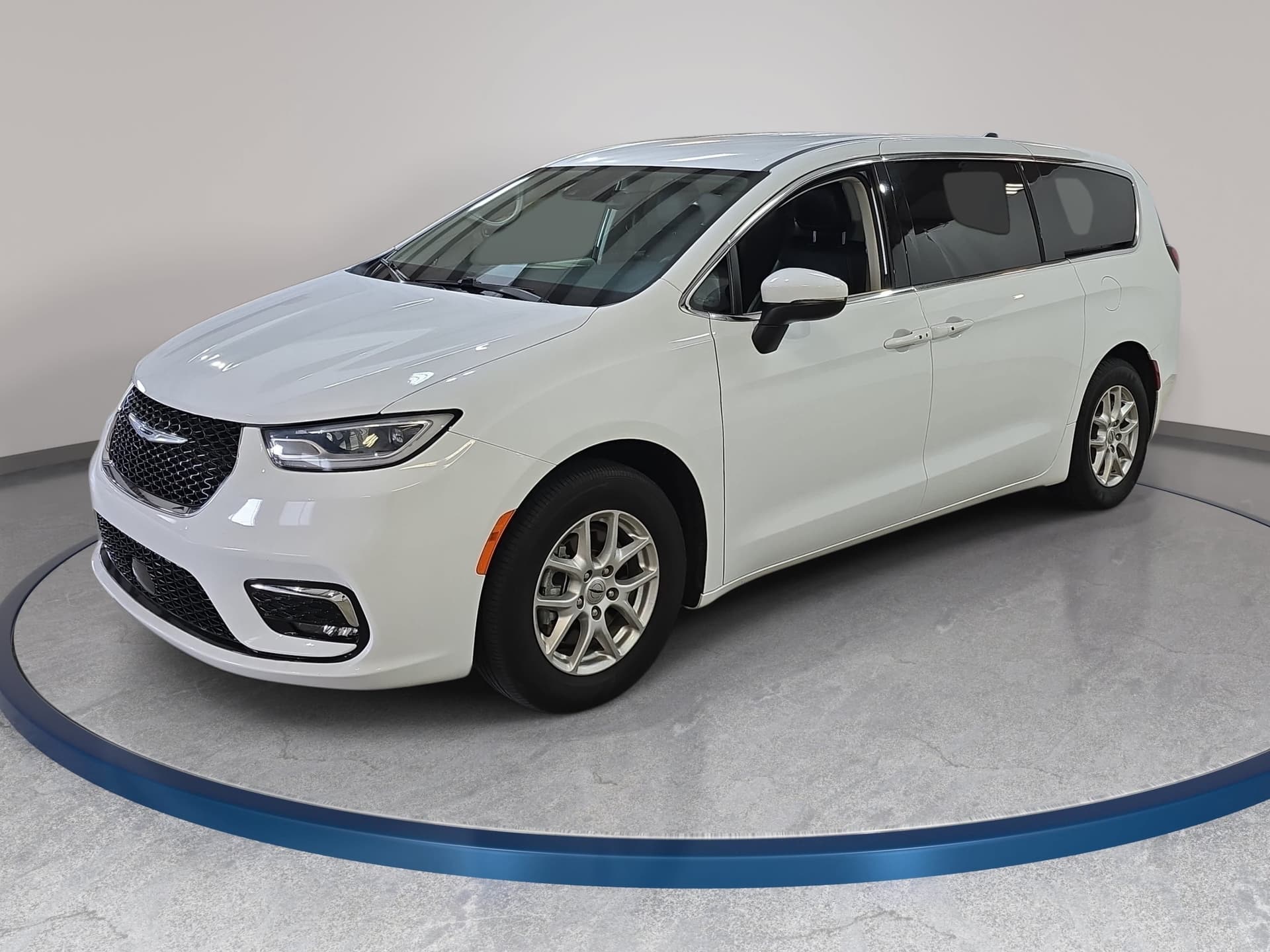 2023 Chrysler Pacifica Touring L — photo 1 of 12