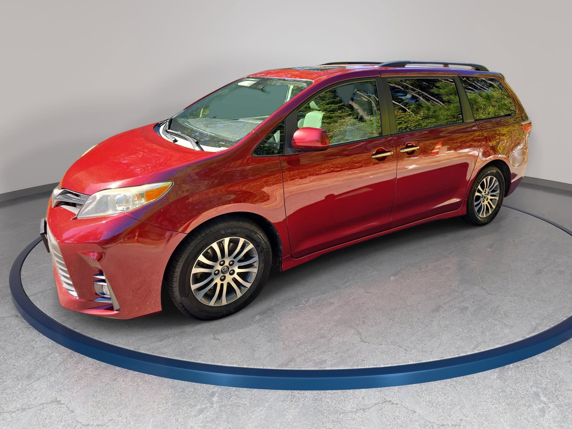 2018 Toyota Sienna XLE — photo 1 of 32