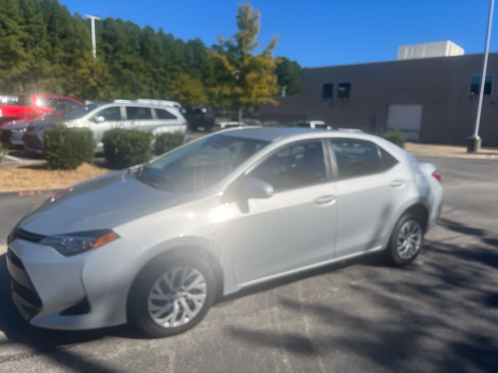 2018 Toyota Corolla LE — photo 1 of 3