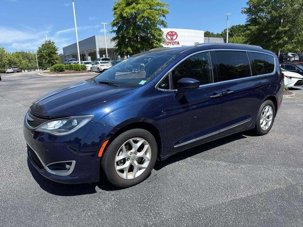 2020 Chrysler Pacifica Touring L — photo 1 of 13