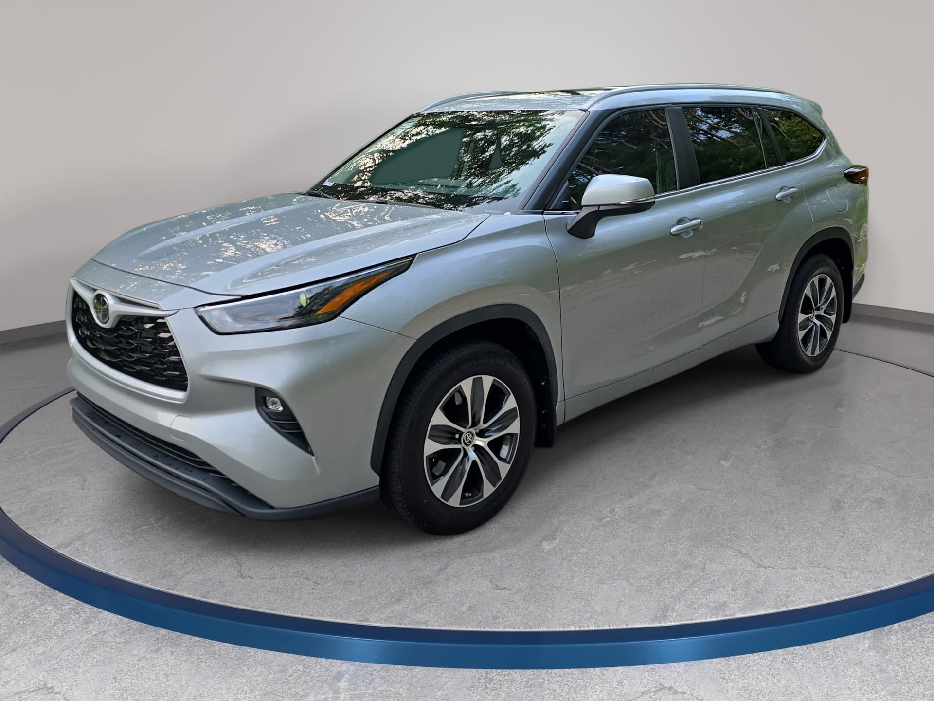 2024 Toyota Highlander LE — photo 1 of 36