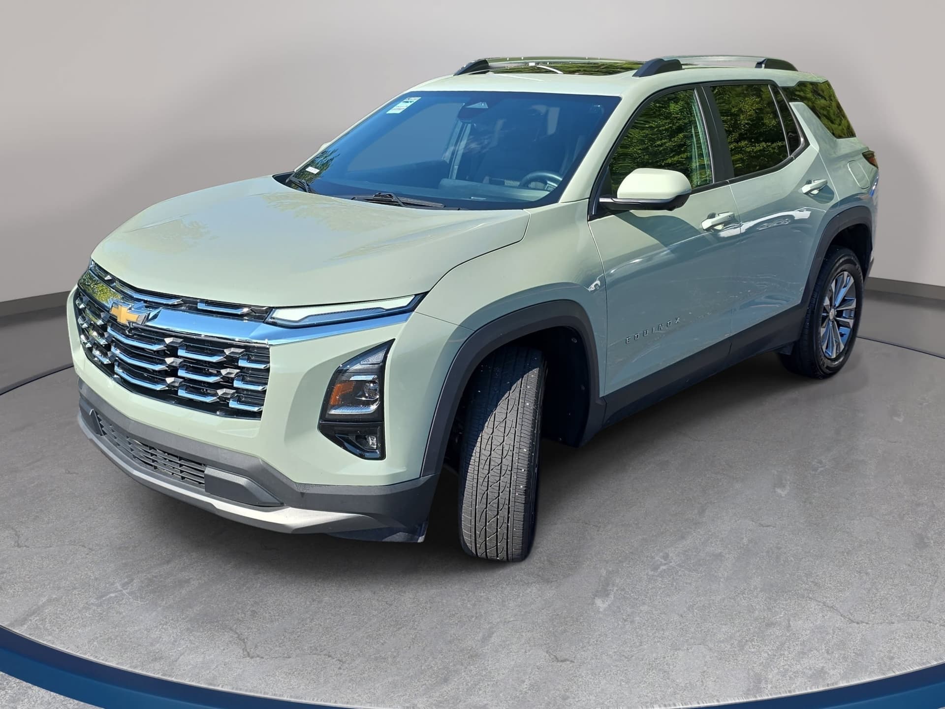 2025 Chevrolet Equinox FWD LT — photo 1 of 35
