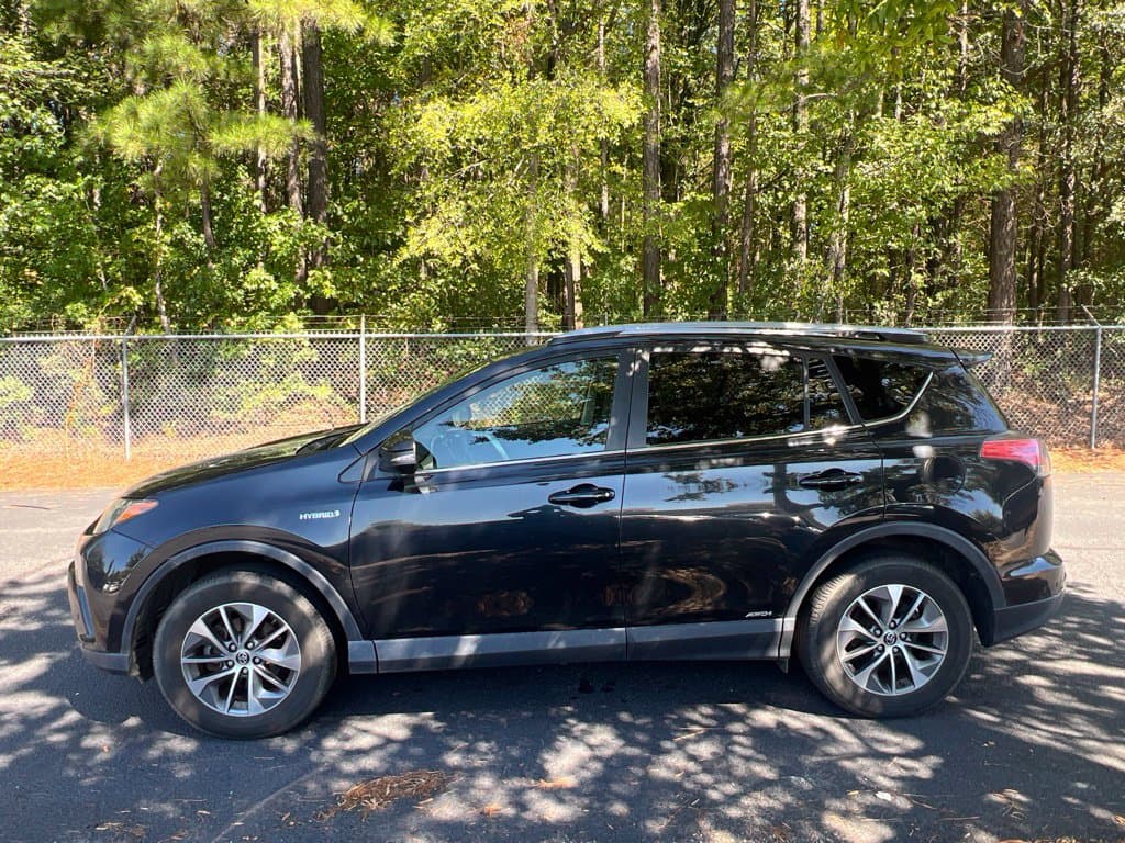 2017 Toyota RAV4 Hybrid XLE — photo 1 of 13