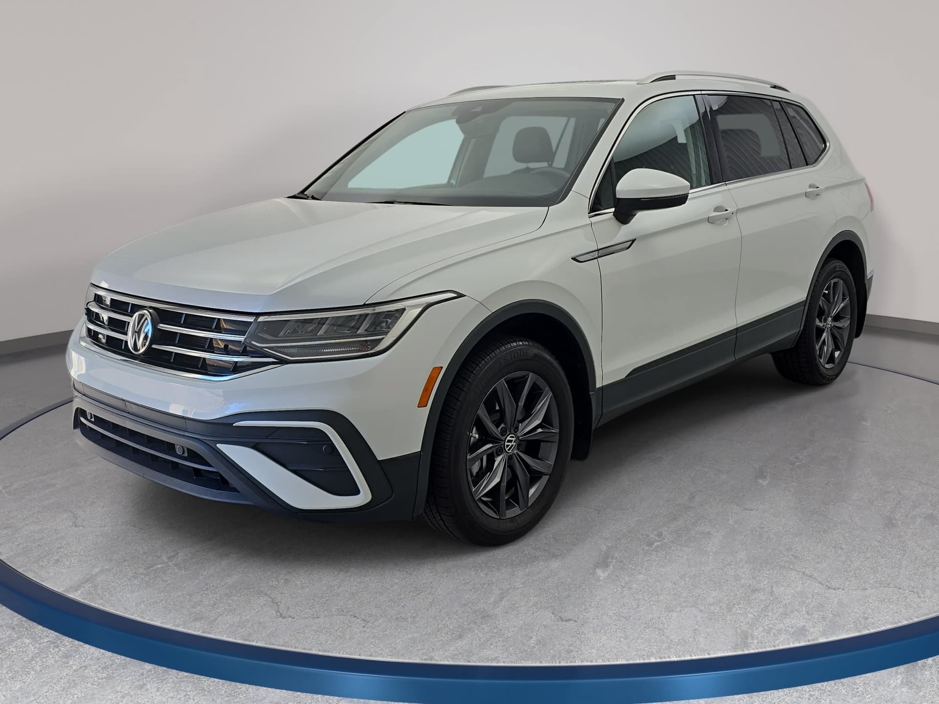 2023 Volkswagen Tiguan Base — photo 1 of 35