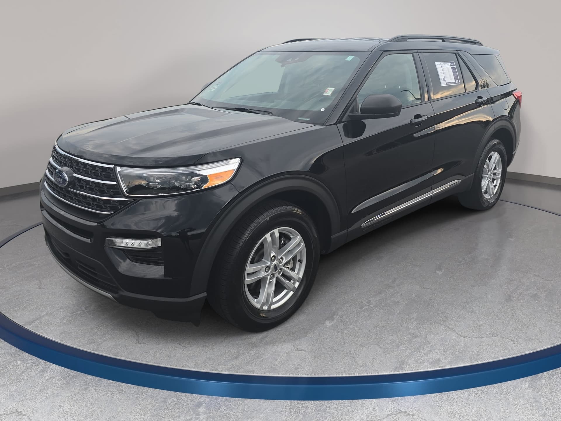 2023 Ford Explorer XLT — photo 1 of 33