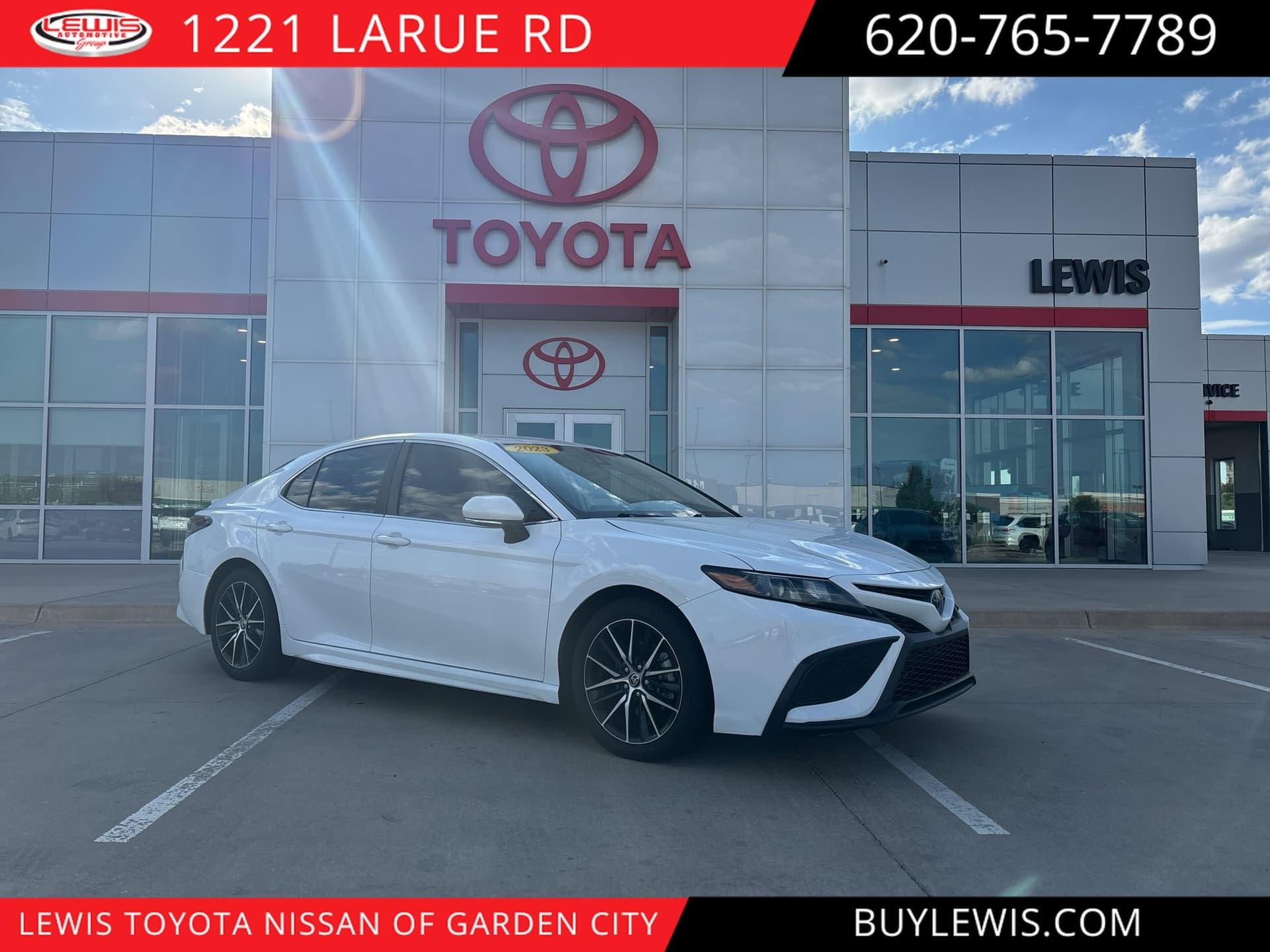 2023 Toyota Camry SE — photo 1 of 21