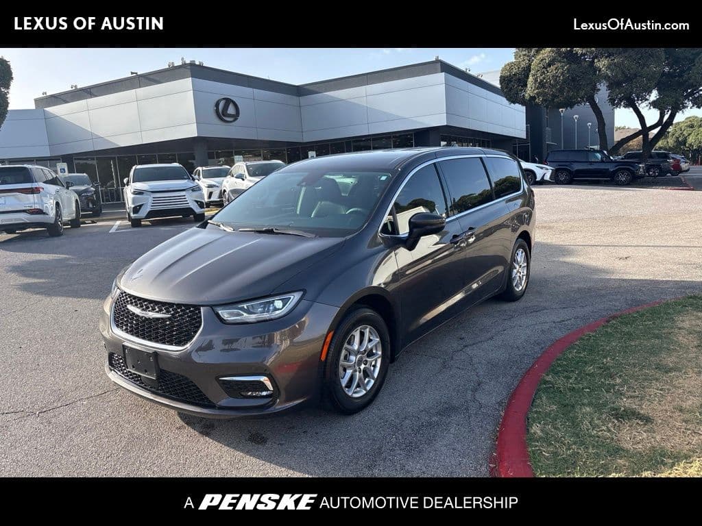 2023 Chrysler Pacifica Touring L — photo 1 of 20