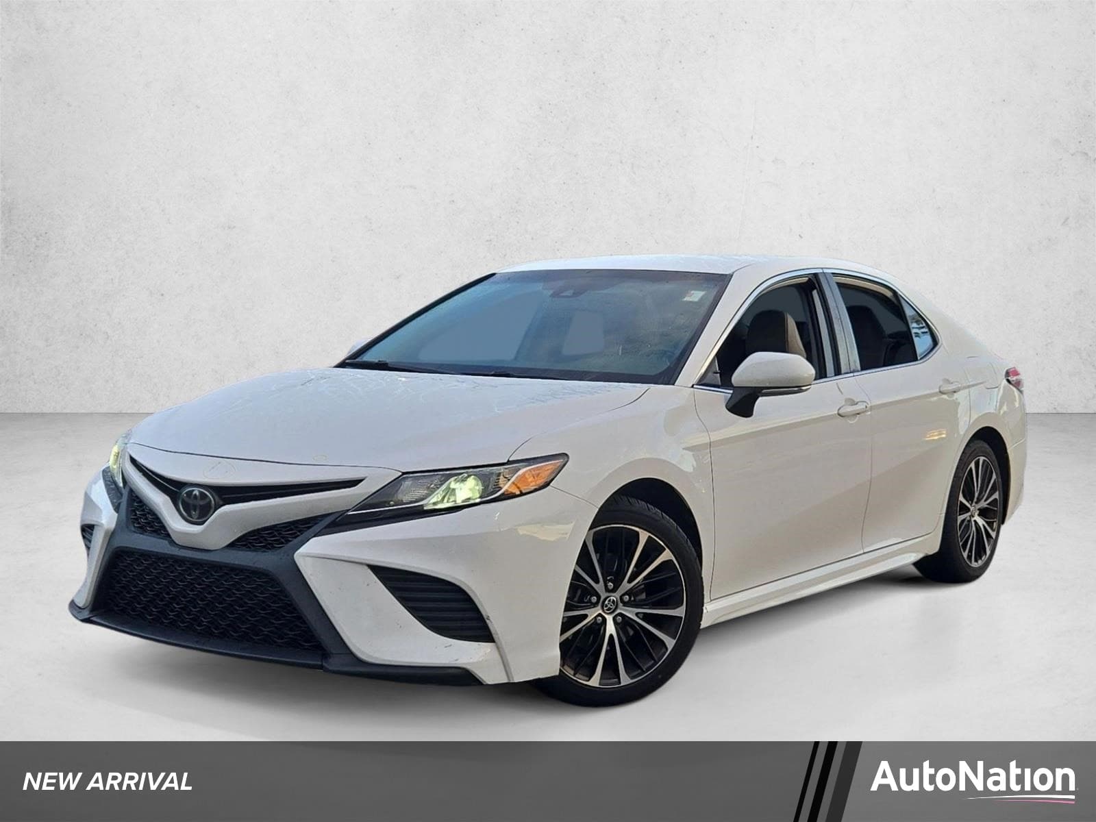 2020 Toyota Camry SE — photo 1 of 15
