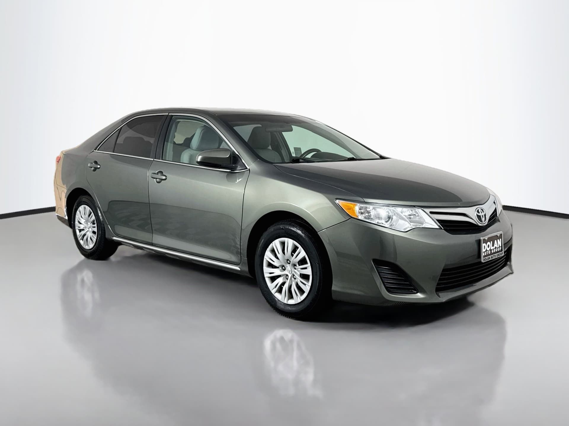 2013 Toyota Camry LE — photo 1 of 33