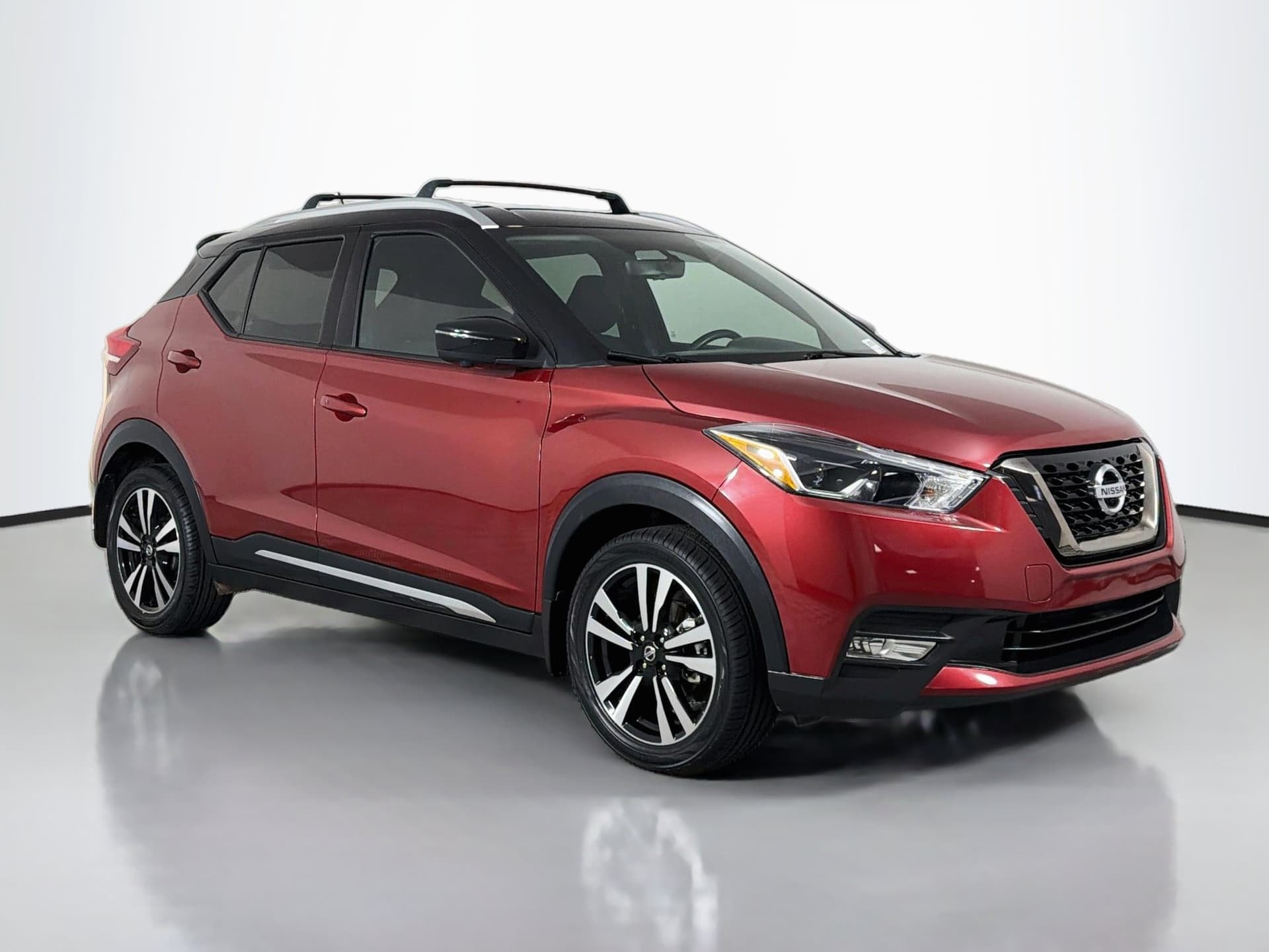 2019 Nissan Kicks SR — photo 1 of 33