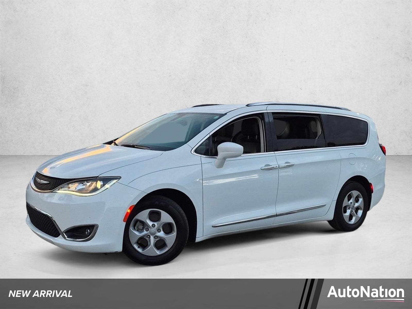 2017 Chrysler Pacifica Touring-L Plus — photo 1 of 16