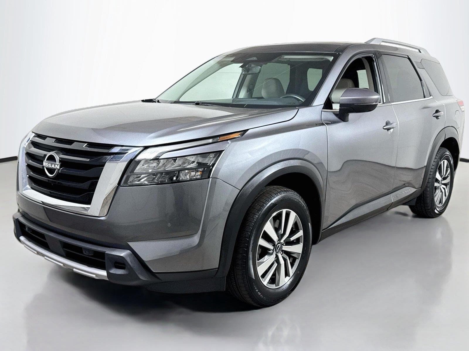 2025 Nissan Pathfinder SL — photo 1 of 31