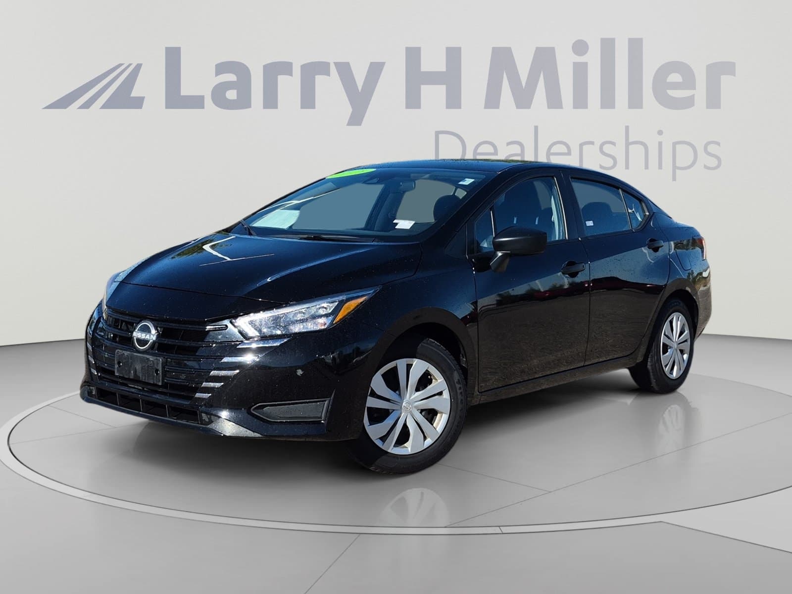 2025 Nissan Versa Base — photo 1 of 34