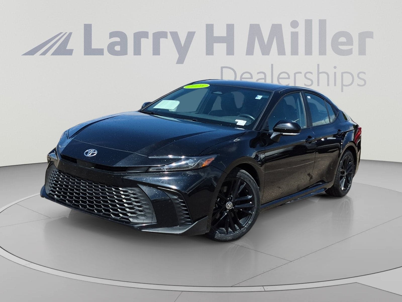 2025 Toyota Camry SE — photo 1 of 34