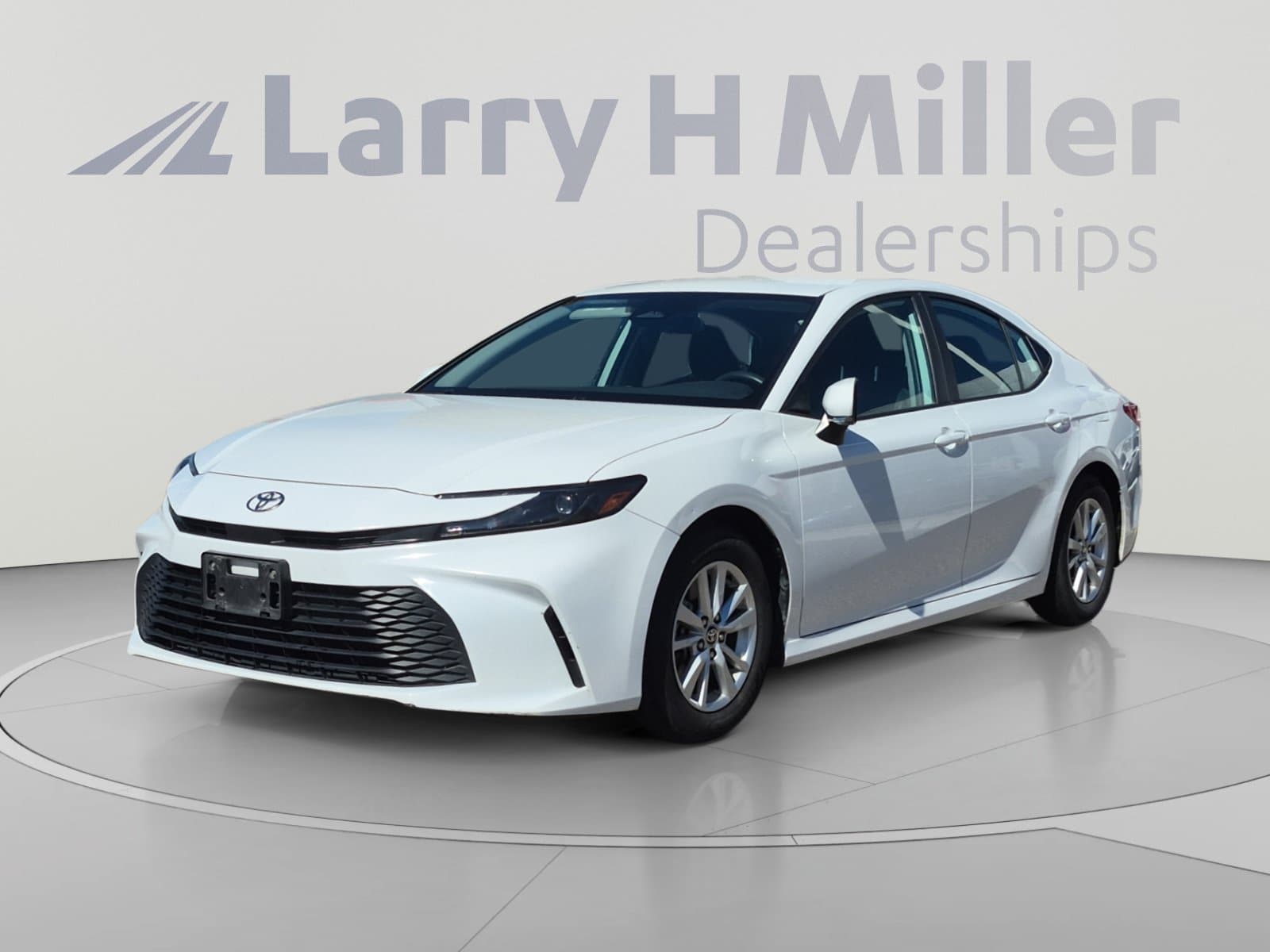 2025 Toyota Camry LE — photo 1 of 34