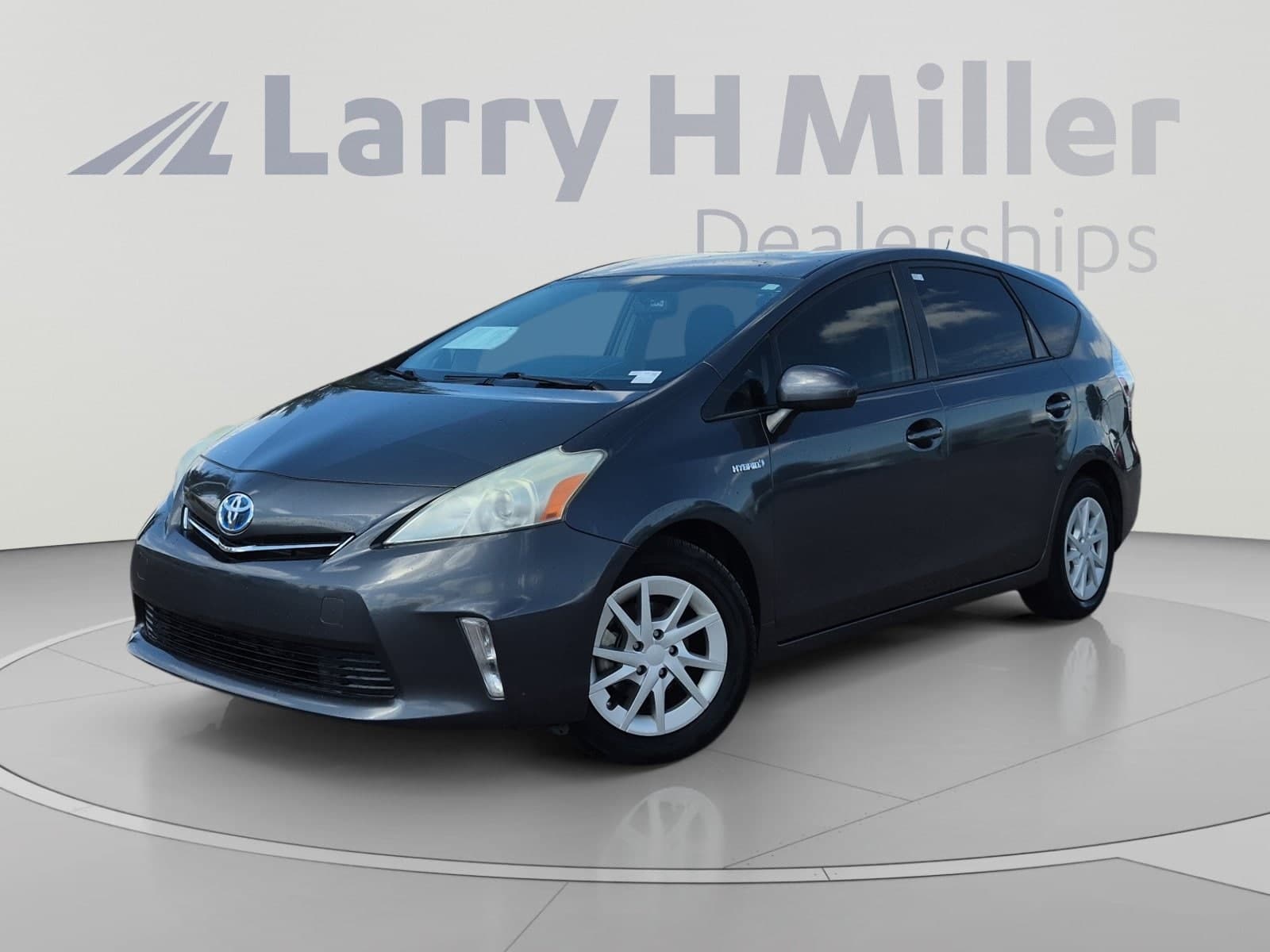 2013 Toyota Prius v Two — photo 1 of 10